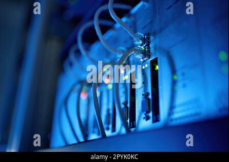 Closeup sala server di rete con hub in fibra ottica Foto Stock