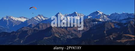 Famose montagne Eiger, Monch e Jungfrau visto dal Monte Niesen. Foto Stock