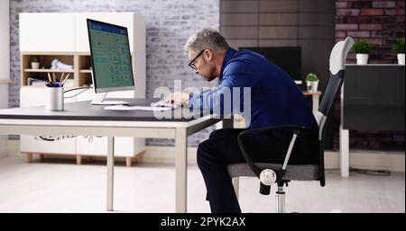 Postura scorretta seduta sulla sedia da ufficio Foto Stock