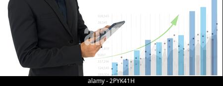 2023 tecnologia di finanza aziendale e concetto di investimento. Fondi per investimenti nel mercato azionario e risorse digitali. Uomo d'affari in tuta nera che analizza i dati finanziari del grafico di trading forex su un tablet. Foto Stock