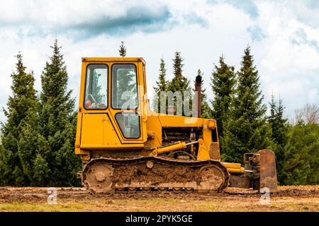 Apripista cingolato piccolo lasciato sul cantiere Foto Stock