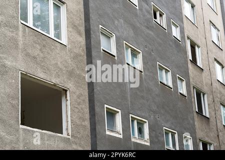 Vecchio edificio residenziale poco prima della demolizione nel centro di Berlino Foto Stock