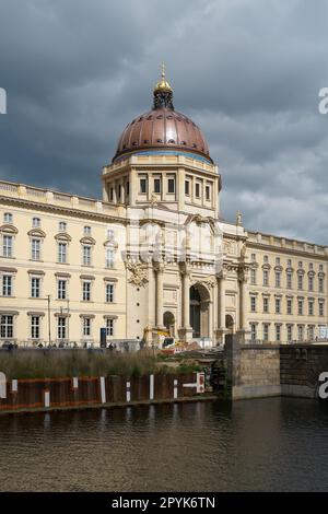 Il Forum Humboldt completato nel centro di Berlino sul fiume Sprea nel quartiere di Berlino-Mitte Foto Stock