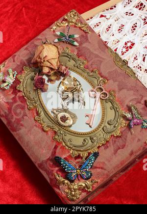 Libro antico con pietre preziose colorate e specchio. Fairy tale Romance Book Foto Stock