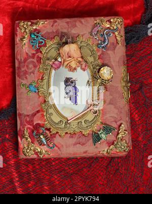 Antico libro di epoca vittoriana con pietre preziose colorate aggiunto. Libro spaventoso delle fate con Scorpion e Bat Foto Stock