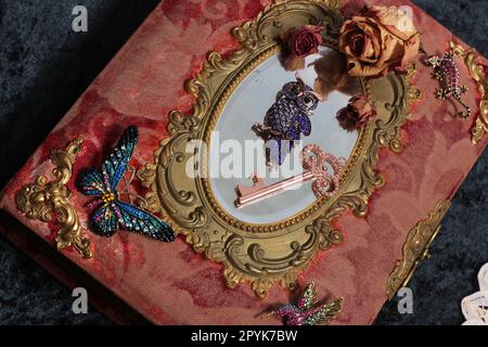 Libro antico con pietre preziose colorate e specchio. Fairy tale Romance Book Foto Stock