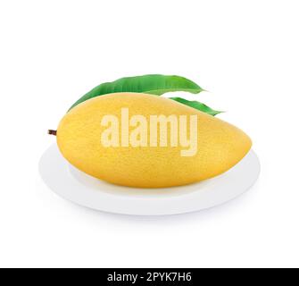 Frutto di mango maturo giallo dorato su piatto isolato su fondo bianco Foto Stock