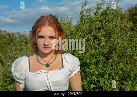 Giovane bella donna in natura Foto Stock