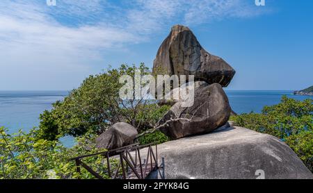 Punto panoramico - Sailboat Rock - (Reau-bar Rock) nella baia di Ao Kuerk (Paperino) nel Parco Nazionale di Mu Ko Similan sulle Isole Similan nel Mare delle Andamane (Oceano Indiano) Foto Stock