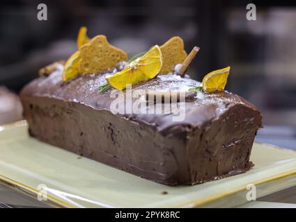 Torta al cioccolato decorata con frutta secca Foto Stock