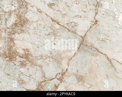 Sfondo di marmo da una gigantesca roccia bianca. Marmo con crepe. Chiaro, grigio, beige, rosa, giallo, colori naturali marrone. Sfondo Foto Stock