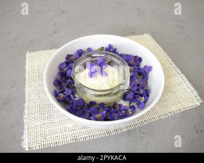 Deodorante solido fatto in casa con dolce profumo di viola in un vaso di vetro Foto Stock