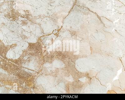 Sfondo di marmo da una gigantesca roccia bianca. Marmo con crepe. Chiaro, grigio, beige, rosa, giallo, colori naturali marrone. Sfondo. Foto Stock