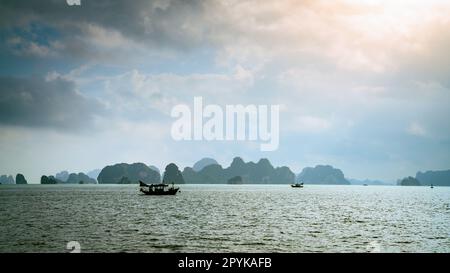 Moody Morning a ha Long Bay Foto Stock