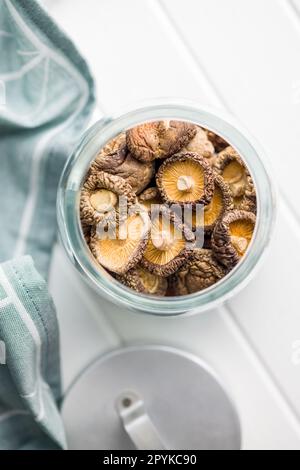 Funghi shiitake essiccati in vaso. Vista dall'alto. Foto Stock