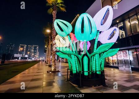 17 gennaio 2023, Dubai, Emirati Arabi Uniti: Festival dei fiori d'arte illuminati e luminosi nel quartiere di Dubai City Walk Foto Stock