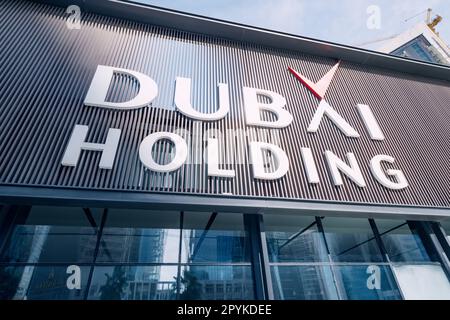 18 gennaio 2023, Dubai, Emirati Arabi Uniti: Dubai Holding investment Company signage Foto Stock