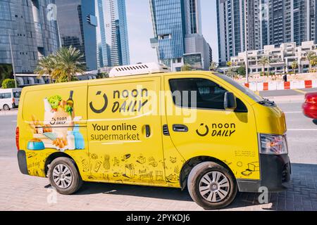 18 gennaio 2023, Dubai, Emirati Arabi Uniti: Mezzogiorno Daily supermercato cibo consegna minivan Foto Stock