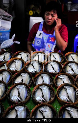 Pesce sgombro tailandese al vapore dal Golfo della Thailandia in paniere di bambù per la vendita al mercato ferroviario Mae Klong sud-ovest di Bangkok, Thailandia. Foto Stock