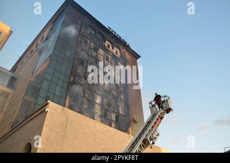 3 maggio 2023: Tunisi, Tunisia, 03 maggio 2023. Un grande incendio si è sviluppato presso l'edificio della Zitouna Bank nel distretto di Karm, nella capitale tunisina, nella sera di mercoledì 3rd maggio. Gli equipaggi di emergenza hanno risposto rapidamente e spento l'incendio, senza segnalazioni di vittime. La causa dell'incendio deve essere indagata (Credit Image: © Hasan Mrad/IMAGESLIVE via ZUMA Press Wire) SOLO PER USO EDITORIALE! Non per USO commerciale! Foto Stock