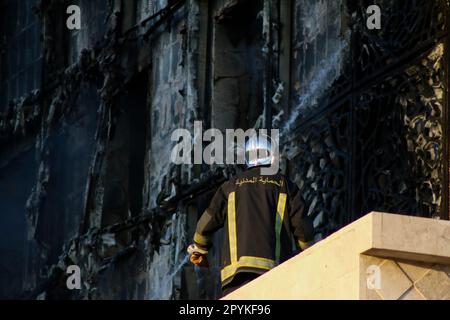 3 maggio 2023: Tunisi, Tunisia, 03 maggio 2023. Un grande incendio si è sviluppato presso l'edificio della Zitouna Bank nel distretto di Karm, nella capitale tunisina, nella sera di mercoledì 3rd maggio. Gli equipaggi di emergenza hanno risposto rapidamente e spento l'incendio, senza segnalazioni di vittime. La causa dell'incendio deve essere indagata (Credit Image: © Hasan Mrad/IMAGESLIVE via ZUMA Press Wire) SOLO PER USO EDITORIALE! Non per USO commerciale! Foto Stock