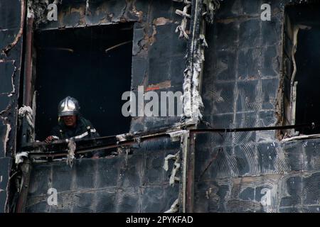 3 maggio 2023: Tunisi, Tunisia, 03 maggio 2023. Un grande incendio si è sviluppato presso l'edificio della Zitouna Bank nel distretto di Karm, nella capitale tunisina, nella sera di mercoledì 3rd maggio. Gli equipaggi di emergenza hanno risposto rapidamente e spento l'incendio, senza segnalazioni di vittime. La causa dell'incendio deve essere indagata (Credit Image: © Hasan Mrad/IMAGESLIVE via ZUMA Press Wire) SOLO PER USO EDITORIALE! Non per USO commerciale! Foto Stock