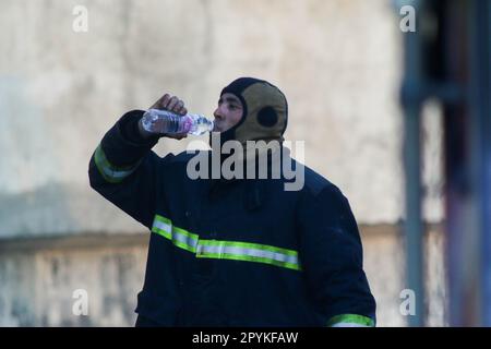 3 maggio 2023: Tunisi, Tunisia, 03 maggio 2023. Un grande incendio si è sviluppato presso l'edificio della Zitouna Bank nel distretto di Karm, nella capitale tunisina, nella sera di mercoledì 3rd maggio. Gli equipaggi di emergenza hanno risposto rapidamente e spento l'incendio, senza segnalazioni di vittime. La causa dell'incendio deve essere indagata (Credit Image: © Hasan Mrad/IMAGESLIVE via ZUMA Press Wire) SOLO PER USO EDITORIALE! Non per USO commerciale! Foto Stock