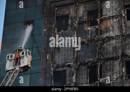 3 maggio 2023: Tunisi, Tunisia, 03 maggio 2023. Un grande incendio si è sviluppato presso l'edificio della Zitouna Bank nel distretto di Karm, nella capitale tunisina, nella sera di mercoledì 3rd maggio. Gli equipaggi di emergenza hanno risposto rapidamente e spento l'incendio, senza segnalazioni di vittime. La causa dell'incendio deve essere indagata (Credit Image: © Hasan Mrad/IMAGESLIVE via ZUMA Press Wire) SOLO PER USO EDITORIALE! Non per USO commerciale! Foto Stock