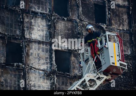 3 maggio 2023: Tunisi, Tunisia, 03 maggio 2023. Un grande incendio si è sviluppato presso l'edificio della Zitouna Bank nel distretto di Karm, nella capitale tunisina, nella sera di mercoledì 3rd maggio. Gli equipaggi di emergenza hanno risposto rapidamente e spento l'incendio, senza segnalazioni di vittime. La causa dell'incendio deve essere indagata (Credit Image: © Hasan Mrad/IMAGESLIVE via ZUMA Press Wire) SOLO PER USO EDITORIALE! Non per USO commerciale! Foto Stock