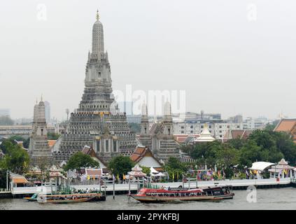 Wat Arun (Tempio dell'alba) sulle rive del fiume Chao Phraya a Bangkok, Thailandia. Foto Stock