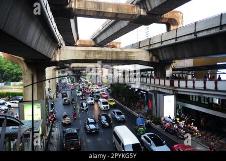 Trafficata Rama i Road nel centro di Bangkok, Thailandia. Foto Stock