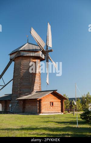 Vecchio mulino a vento a Bolgar state. I turisti visitano il Museo storico e architettonico-Riserva. Distretto di Spassky, Repubblica di Tatarstan Foto Stock