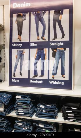 Jeans denim, bootcut, wideleg, mon... Taglio per donne in C&A negozio in Spagna Foto Stock