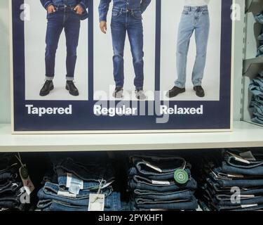 Jeans denim negozio per l'uomo: Affusolato, regolare, rilassato, skinny, sottile, taglio dritto. Foto Stock