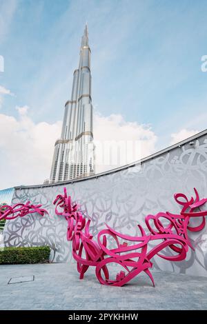 18 gennaio 2023, Dubai, Emirati Arabi Uniti: Meraviglia dell'ingegneria moderna, il Burj Khalifa si erge alto e orgoglioso, le sue linee aggraziate e la facciata scintillante una vista a Foto Stock