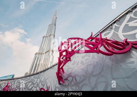 18 gennaio 2023, Dubai, Emirati Arabi Uniti: Meraviglia dell'ingegneria moderna, il Burj Khalifa si erge alto e orgoglioso, le sue linee aggraziate e la facciata scintillante una vista a Foto Stock