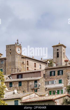 Un assaggio del centro storico di Capodimonte, Italia, con la torre dell'orologio Foto Stock