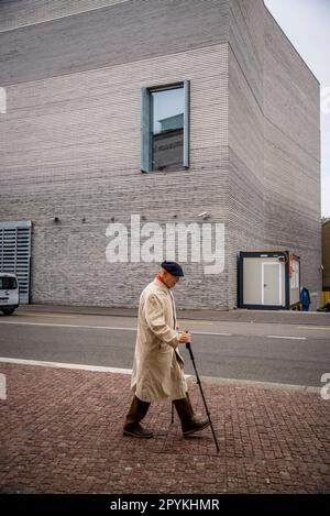 Persona che passa dal Museo di Arte Contemporanea nuova estensione costruita nel 2016, parte del Kunstmuseum Basilea, Basilea, Svizzera Foto Stock