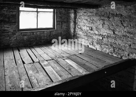 Posti letto all'interno della caserma nel campo di sterminio in Polonia dal tempo della seconda guerra mondiale Foto Stock