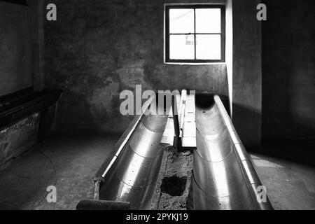 Bagno, wc e bagno all'interno della caserma nel campo di sterminio in Polonia dalla seconda guerra mondiale Foto Stock