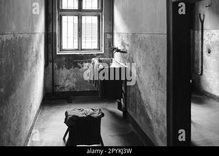 Bagno, wc e bagno all'interno della caserma nel campo di sterminio in Polonia dalla seconda guerra mondiale Foto Stock