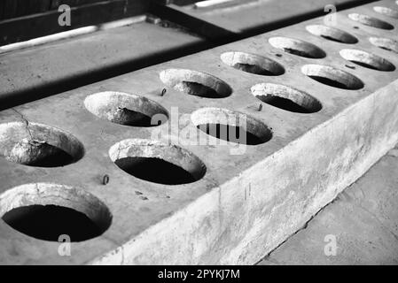 Bagno, wc e bagno all'interno della caserma nel campo di sterminio in Polonia dalla seconda guerra mondiale Foto Stock