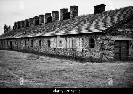 Edifici, caserme e sentieri nel campo di sterminio in Polonia dalla seconda guerra mondiale Foto Stock