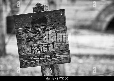 Bagno, wc e bagno all'interno della caserma nel campo di sterminio in Polonia dalla seconda guerra mondiale Foto Stock