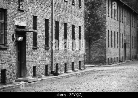 Edifici, caserme e sentieri nel campo di sterminio in Polonia dalla seconda guerra mondiale Foto Stock