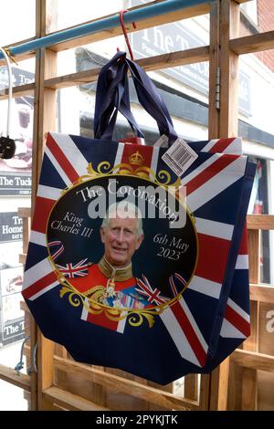 Borsa per incoronazione King Charles III in vendita, Warwick, Regno Unito Foto Stock