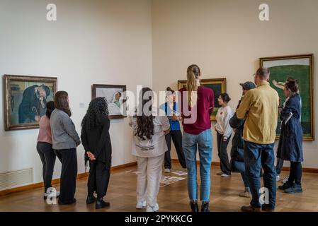 Visita di gruppo, Kunstmuseum Basilea, Basilea, Svizzera Foto Stock