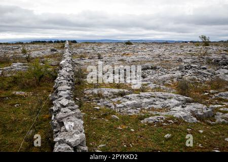 muro di pietra a secco rocce pesanti la contea di burren clare repubblica d'irlanda Foto Stock