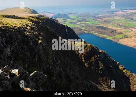 Vista dall'alto dell'estremità meridionale del lago Wastwater e dei ghiai presi dall'alto dei ghiai. Whin Rigg cima a sinistra del telaio. Costa nel distanc Foto Stock
