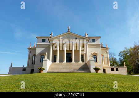 Vicenza, Italia - 10 aprile 2023: Villa la rotonda o Almerico Capra Valmarana designati da Andrea Palladio cupola interna con affreschi di Allessandro Foto Stock